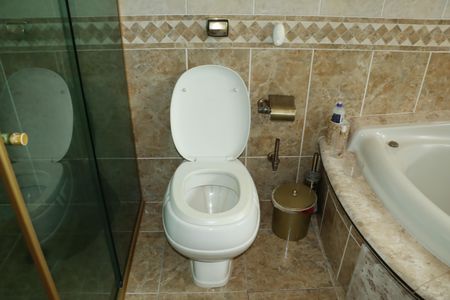 Casa de condomínio para alugar com 1100m², 4 quartos e 6 vagasBanheiro da Suíte 1