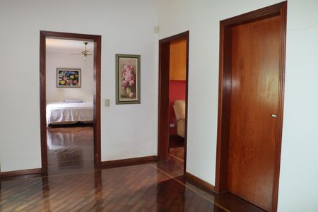 Casa de condomínio para alugar com 1100m², 4 quartos e 6 vagasCorredor