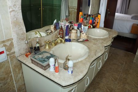 Casa de condomínio para alugar com 1100m², 4 quartos e 6 vagasBanheiro da Suíte 1