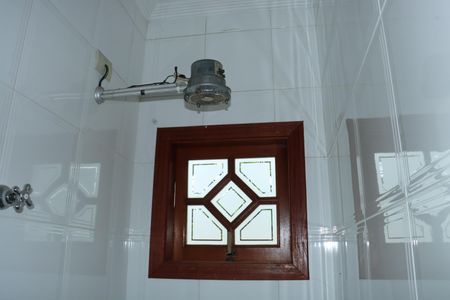 Casa de condomínio para alugar com 1100m², 4 quartos e 6 vagasBanheiro de Serviço