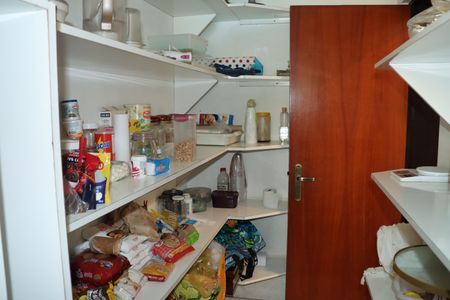 Casa de condomínio para alugar com 1100m², 4 quartos e 6 vagasDespensa