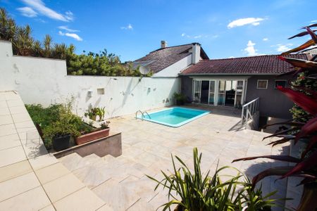 Casa à venda com 294m², 6 quartos e 4 vagas Casa à venda com 294m², 6 quartos e 4 vagasQuintal