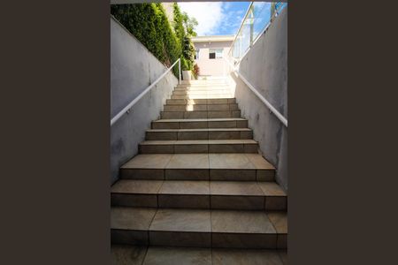 Casa à venda com 294m², 6 quartos e 4 vagas Casa à venda com 294m², 6 quartos e 4 vagasEscada