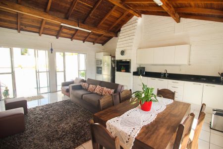 Casa à venda com 294m², 6 quartos e 4 vagas Casa à venda com 294m², 6 quartos e 4 vagasVaranda