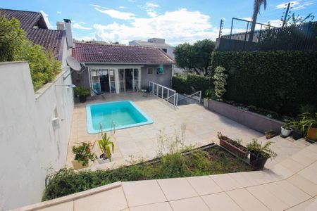 Casa à venda com 294m², 6 quartos e 4 vagas Casa à venda com 294m², 6 quartos e 4 vagasQuintal