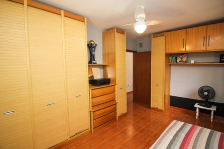 Casa à venda com 294m², 6 quartos e 4 vagas Casa à venda com 294m², 6 quartos e 4 vagasQuarto 2