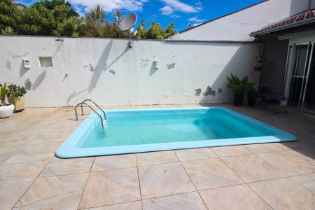 Casa à venda com 294m², 6 quartos e 4 vagas Casa à venda com 294m², 6 quartos e 4 vagasPiscina