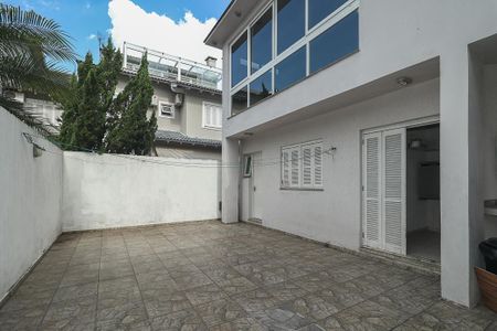 Casa de condomínio à venda com 200m², 4 quartos e 5 vagasFundos