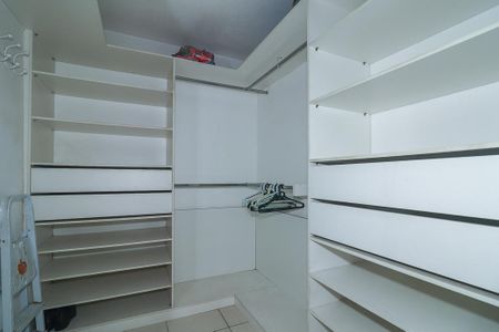 Casa de condomínio à venda com 200m², 4 quartos e 5 vagasCloset da suíte