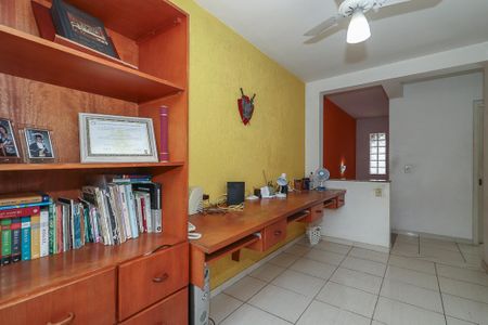 Casa de condomínio à venda com 200m², 4 quartos e 5 vagasEscritório