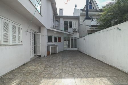 Casa de condomínio à venda com 200m², 4 quartos e 5 vagasFundos