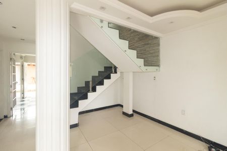 Casa para alugar com 200m², 4 quartos e 4 vagasEscada