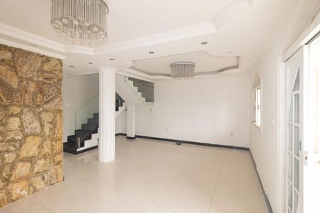 Casa para alugar com 200m², 4 quartos e 4 vagasSala