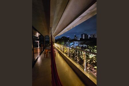 Apartamento à venda com 330m², 4 quartos e 4 vagas Apartamento à venda com 330m², 4 quartos e 4 vagasVaranda