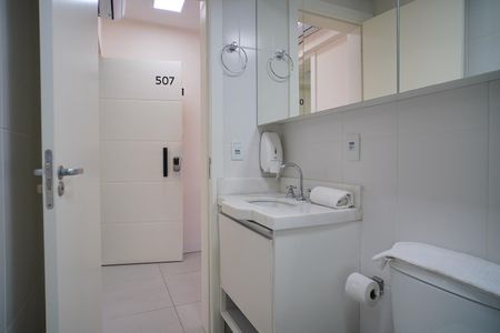Banheiro de kitnet/studio à venda com 1 quarto, 30m² em Vila Ipiranga, Porto Alegre