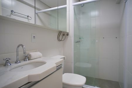 Banheiro de kitnet/studio à venda com 1 quarto, 30m² em Vila Ipiranga, Porto Alegre