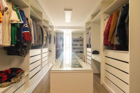 Casa para alugar com 270m², 4 quartos e 2 vagasCloset da suíte