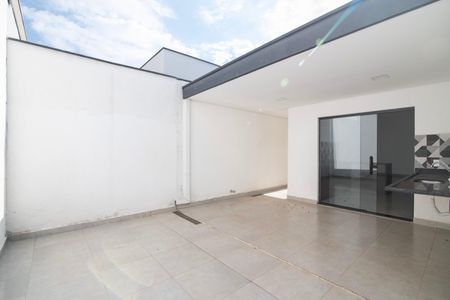 Casa de condomínio para alugar com 150m², 3 quartos e 2 vagasQuintal