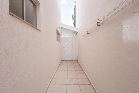 Casa de condomínio para alugar com 250m², 4 quartos e 2 vagasCorredor 