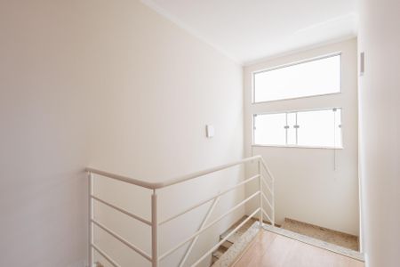 Casa de condomínio para alugar com 250m², 4 quartos e 2 vagasEscada de acesso ao andar superior