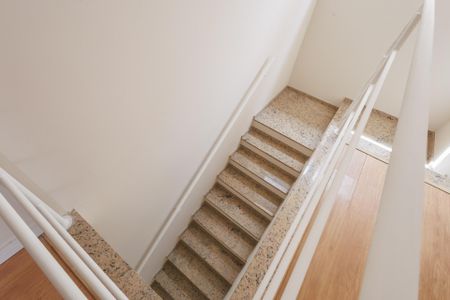 Casa de condomínio para alugar com 250m², 4 quartos e 2 vagasEscada de acesso ao andar superior