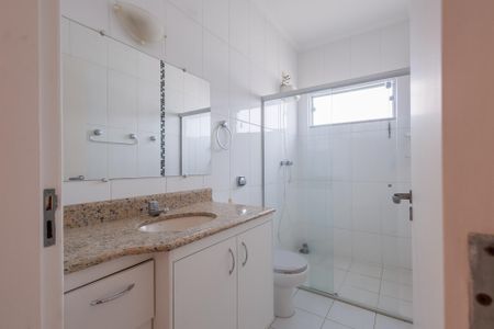 Casa de condomínio para alugar com 250m², 4 quartos e 2 vagasBanheiro corredor