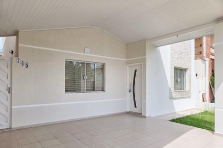 Casa de condomínio para alugar com 250m², 4 quartos e 2 vagasFachada