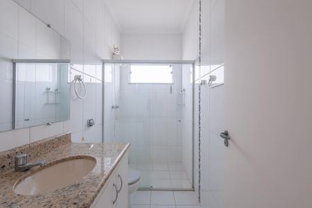 Casa de condomínio para alugar com 250m², 4 quartos e 2 vagasBanheiro corredor