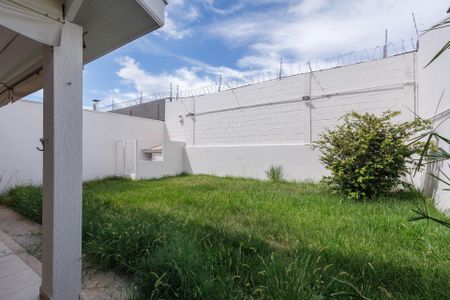 Casa de condomínio para alugar com 250m², 4 quartos e 2 vagasQuintal