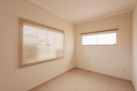 Casa de condomínio para alugar com 250m², 4 quartos e 2 vagasSala de TV