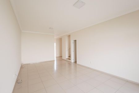 Casa de condomínio para alugar com 250m², 4 quartos e 2 vagasSala