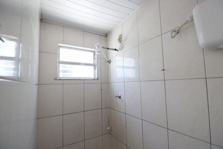 Banheiro de kitnet/studio para alugar com 1 quarto, 25m² em Taquara, Rio de Janeiro