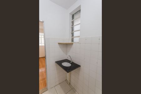 Banheiro Social de kitnet/studio para alugar com 1 quarto, 25m² em Santa Efigênia, Belo Horizonte