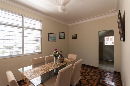 Casa à venda com 200m², 3 quartos e 2 vagasSala