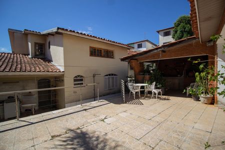 Casa para alugar com 400m², 4 quartos e 6 vagasQuintal