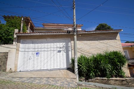 Casa para alugar com 400m², 4 quartos e 6 vagasFachada