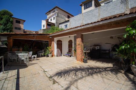 Casa para alugar com 400m², 4 quartos e 6 vagasQuintal