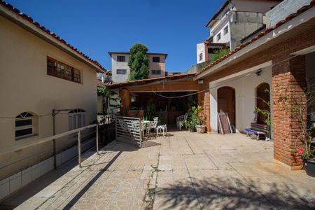 Casa para alugar com 400m², 4 quartos e 6 vagasQuintal