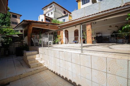 Casa para alugar com 400m², 4 quartos e 6 vagasQuintal