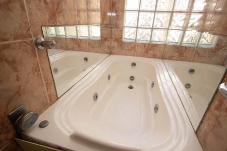 Casa para alugar com 400m², 4 quartos e 6 vagasBanheiro da Suíte 1