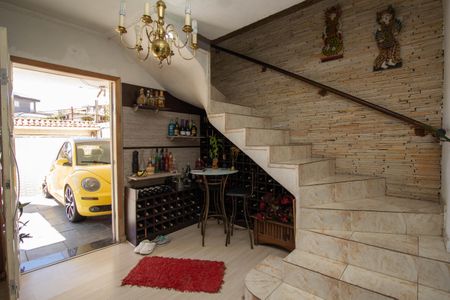 Casa para alugar com 400m², 4 quartos e 6 vagasEscada