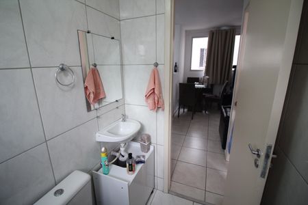 Banheiro de apartamento à venda com 2 quartos, 45m² em Industrial, Contagem