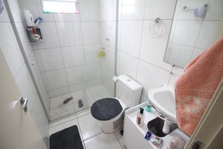 Banheiro de apartamento à venda com 2 quartos, 45m² em Industrial, Contagem