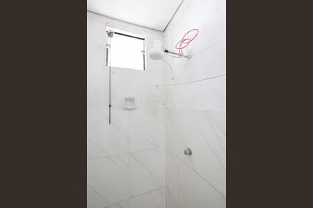 Banheiro de kitnet/studio para alugar com 1 quarto, 24m² em Laranjeiras, Uberlândia