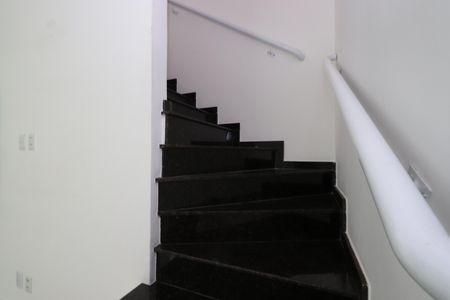 Casa de condomínio à venda com 69m², 2 quartos e 1 vagaEscada