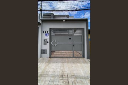 Casa à venda com 152m², 3 quartos e 2 vagas Casa à venda com 152m², 3 quartos e 2 vagasFachada + Placa