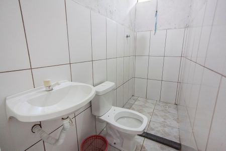 Banheiro de kitnet/studio para alugar com 1 quarto, 24m² em Laranjeiras, Uberlândia