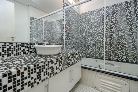 Apartamento para alugar com 59m², 1 quarto e 2 vagas Apartamento para alugar com 59m², 1 quarto e 2 vagasBanheiro da Suíte