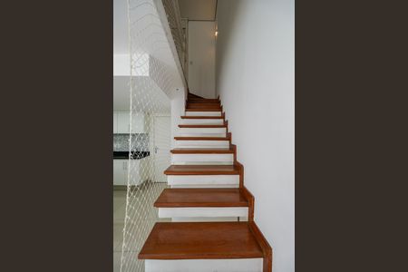 Apartamento para alugar com 59m², 1 quarto e 2 vagas Apartamento para alugar com 59m², 1 quarto e 2 vagasEscada