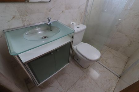 Banheiro de casa para alugar com 2 quartos, 80m² em Km 18, Osasco